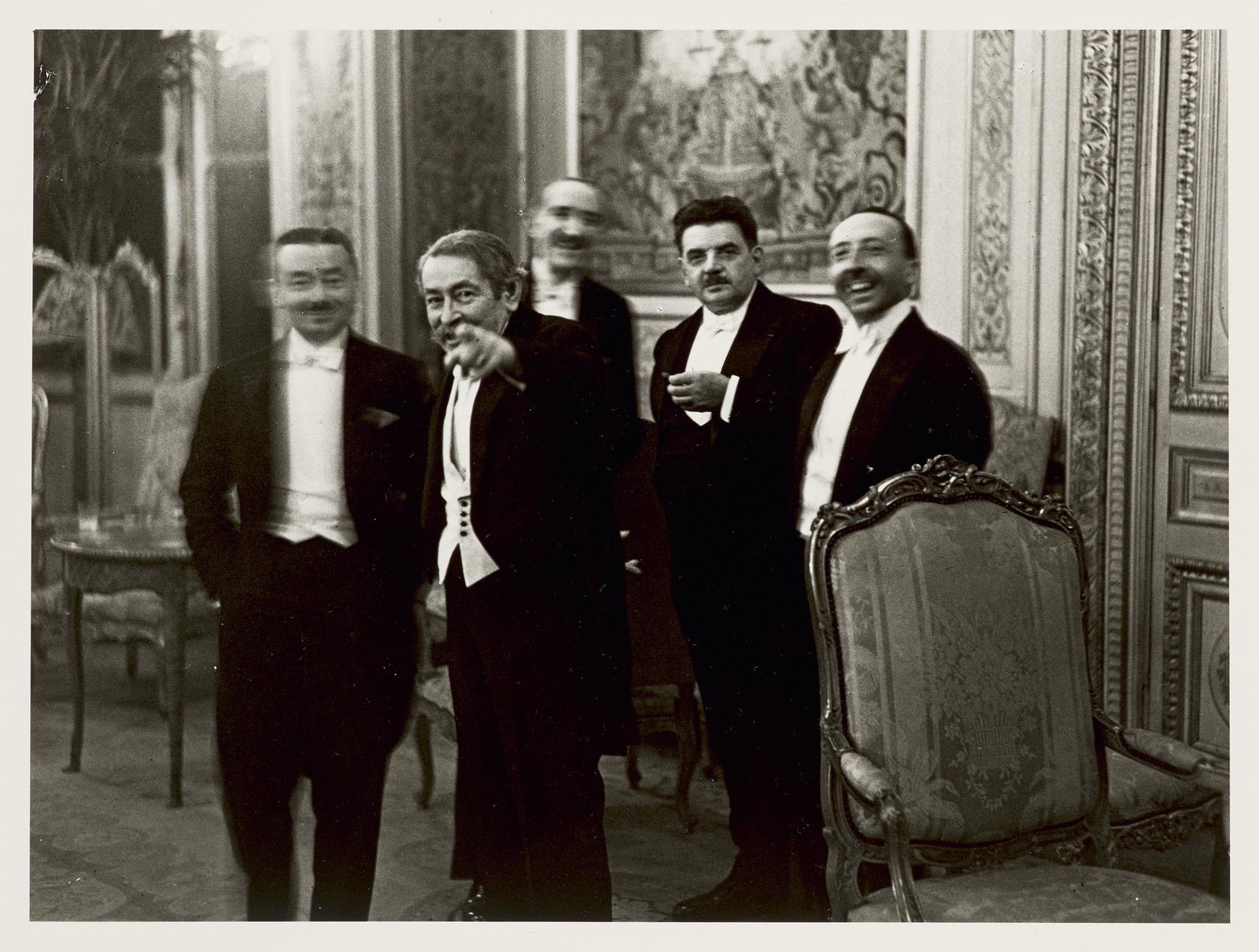 Erich Salomon 6 Photographien in: Sechs Momentaufnahmen. 1930/2001. Spätere Abzüge. Je auf: Erich Salomon6 Photographien in: Sechs Momentaufnahmen. 1930/2001. Spätere Abzüge. Je auf Photopapier. Blattmaße je 34 x 30,5 cm. Je verso typographisch bezeichnet mit Werk- und Edition