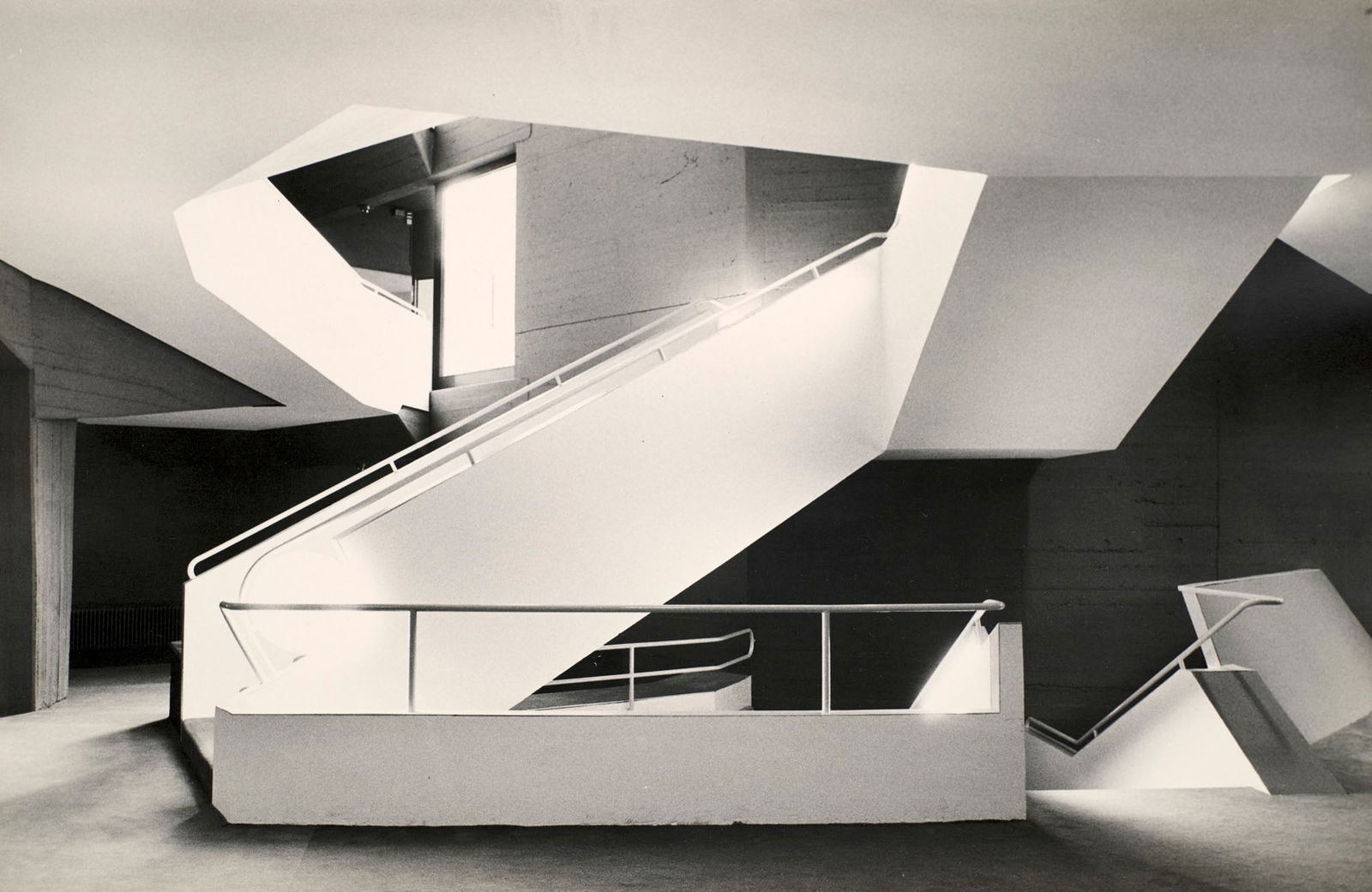 Sammlung von 25 Original-Photographien mit architektonischen und gestalterischen Motiven. Um (1 of 1)