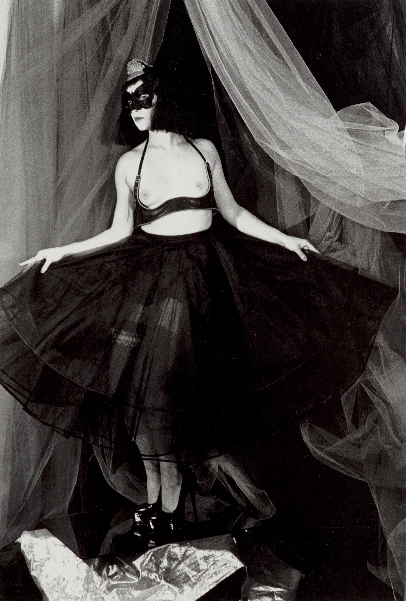 Ionesco, Irina Les Immortelles. Widmungsexemplar. Mit 93 s/w Phototafeln u. 10 photogr. Abb. im: Photographie - Erotica - Curiosa Ionesco, Irina Les Immortelles. Widmungsexemplar. Mit 93 s/w Phototafeln u. 10 photogr. Abb. im Text. Paris, Contrejour, 1991. 117 S., 1 Bl. 4°. OLwd. mit DTitel