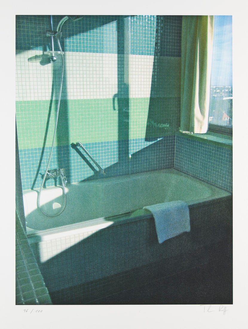 Thomas Ruff A.J. 01 (Badezimmer Radisson SAS). 2009. Farboffsetlithographie auf leicht: Zeitgenössische KunstRuff, ThomasA.J. 01 (Badezimmer Radisson SAS). 2009. Farboffsetlithographie auf leicht strukturiertem Arches-Velin (mit Wz.). 53,5 x 40 cm (76 x 56 cm). Signiert und nummerie