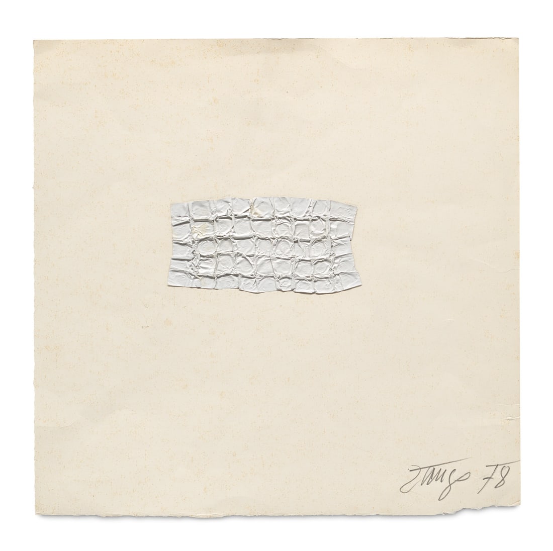 Herbert Zangs Knickfaltung. 1978. Gefaltetes Aluminiumpapier auf Velin. 7 x 14 cm (35 x 35,5 cm).: ZEROHerbert ZangsKnickfaltung. 1978. Gefaltetes Aluminiumpapier auf Velin. 7 x 14 cm (35 x 35,5 cm). Signiert und datiert. - Blatt punktuell zart braunfleckig, auch verso. Vereinzelte kleinere und kau