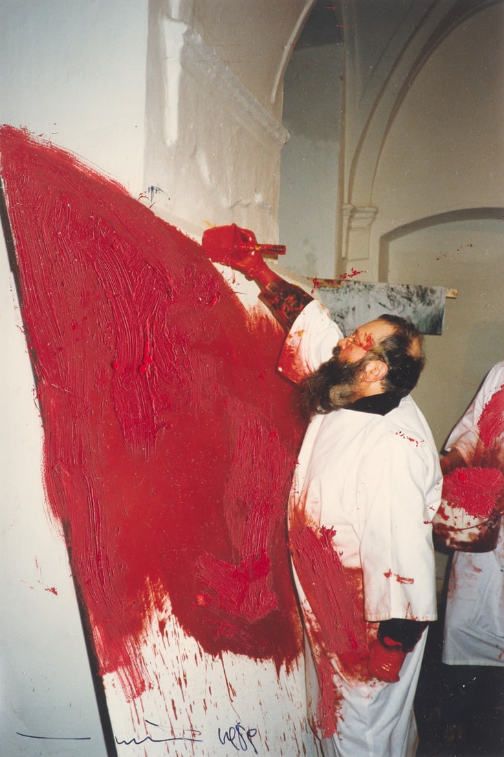 Hermann Nitsch o.T. (Malaktion). 1989. C-Print handüberarbeitet in roter Acrylfarbe. 30,3 x: Austrian PostwarHermann Nitscho.T. (Malaktion). 1989. C-Print handüberarbeitet in roter Acrylfarbe. 30,3 x 20,3 cm. Signiert und datiert. In Punkten freigestellt in Passepartout montiert, unter P