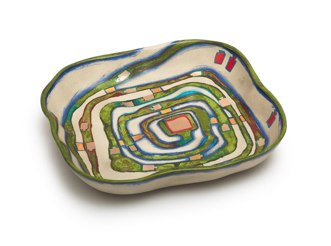 Friedensreich Hundertwasser Spiralental. 1983. Gebrannte und bemalte Keramik. 7 x 36 x 36 cm. Verso: Online - Modern and Contemporary ArtFriedensreich HundertwasserSpiralental. 1983. Gebrannte und bemalte Keramik. 7 x 36 x 36 cm. Verso nummeriert und betitelt. - Insgesamt sehr gut und tadellos.Eines