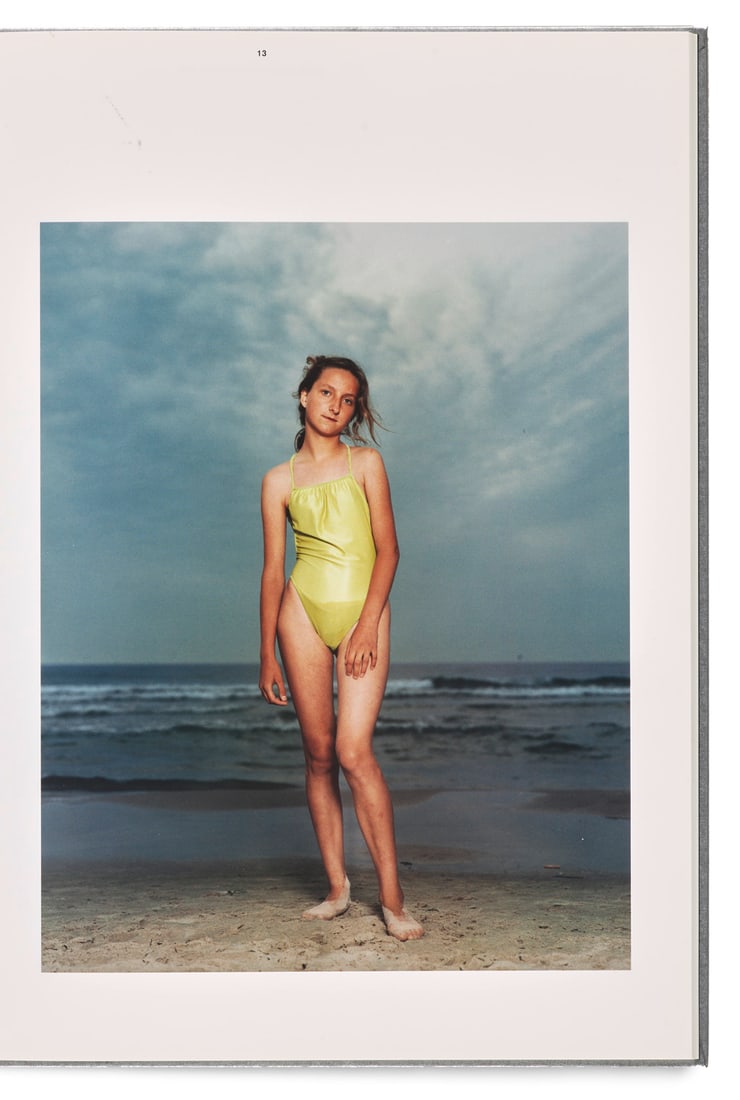 Rineke Dijkstra Beaches. Mit 18 ganzseitigen, farbigen fotografischen Tafeln. Zürich, Codax: PhotobücherDijkstra, RinekeBeaches. Mit 18 ganzseitigen, farbigen fotografischen Tafeln. Zürich, Codax Publisher, 1996. 4°. Silberfarbener illustr. OPpbd (leicht fleckig).Erste Ausgabe.