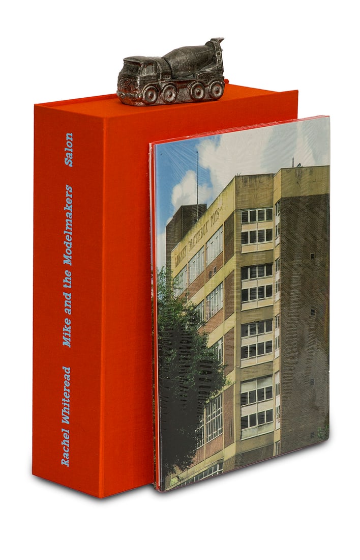 Rachel Whiteread Mike and the Modelmakers. Vorzugsausgabe mit signierter Original-Serigraphie und: Whiteread, RachelMike and the Modelmakers. Vorzugsausgabe mit signierter Original-Serigraphie und Zinkguss. Köln, Salon, 2008. 4°. OPp. in ill. OUmschlag, zus. mit Zinnguss in orangefarbener