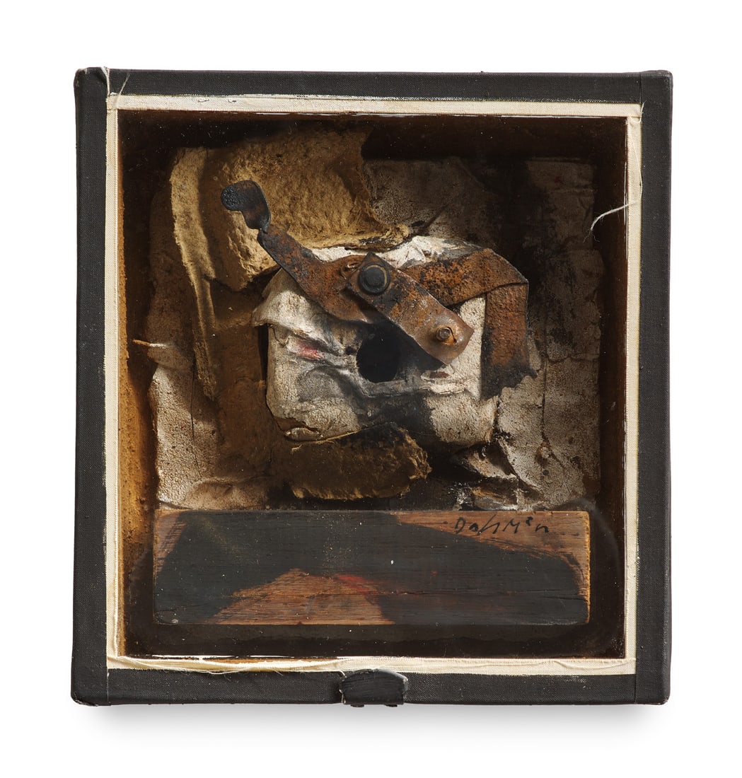 Dahmen, Karl Fred o.T. (Objektkasten). 1965. Collage in Mischtechnik mit Holz, Pappe, Pappmaché: Dahmen, Karl Fred o.T. (Objektkasten). 1965. Collage in Mischtechnik mit Holz, Pappe, Pappmaché, Metall, tls. bemalt in Holz-Objektkasten unter Glas. 20 x 18,8 x 5 cm. Signiert. Verso zusätz