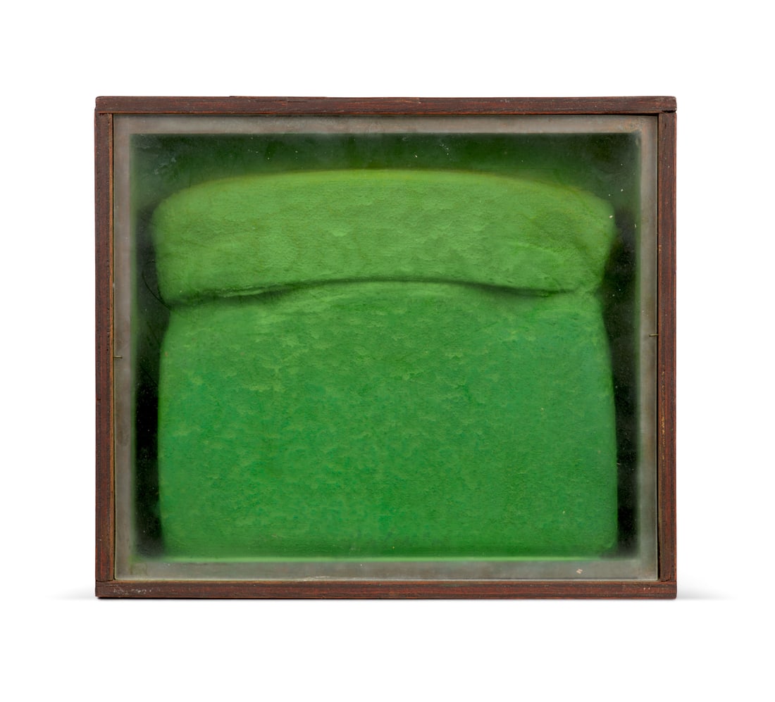 Dahmen, Karl Fred Tele-Landschaft. 1968. Collage in Mischtechnik mit grün bemaltem Stoff ü: Dahmen, Karl Fred Tele-Landschaft. 1968. Collage in Mischtechnik mit grün bemaltem Stoff über Polsterung in grün ausgemaltem Holzkasten mit Glasfront. 24,5 x 28,5 cm. Unten mittig signi