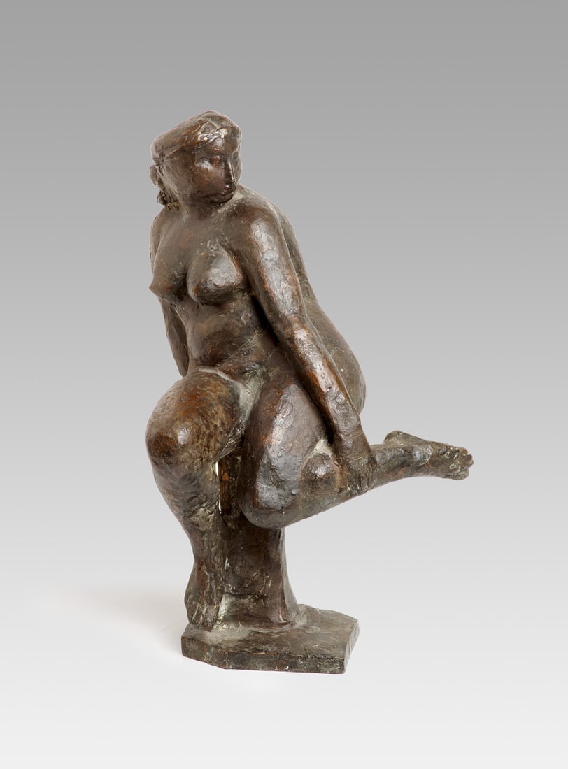 Schwabe, Klaus o.T. (Sitzender weiblicher Akt). Um 1980. Bronze mit goldbrauner Patina. 41,5 x 24 x (1 of 1)