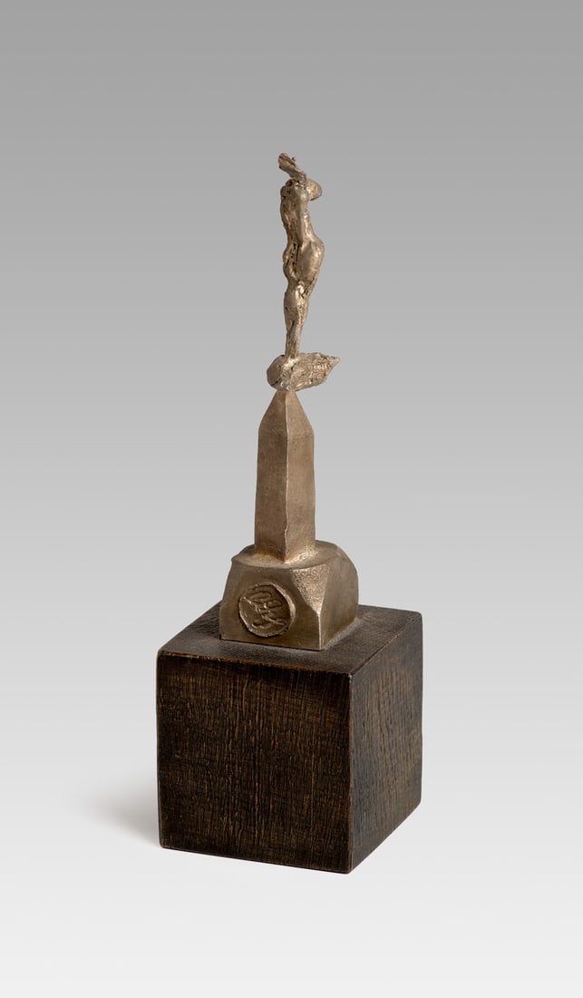 Szymanski, Rolf Zeitsprung. 2007/08. Bronze mit goldbrauner Patina auf Holzsockel. 14 x 3,1 x 3,2 cm (1 of 2)
