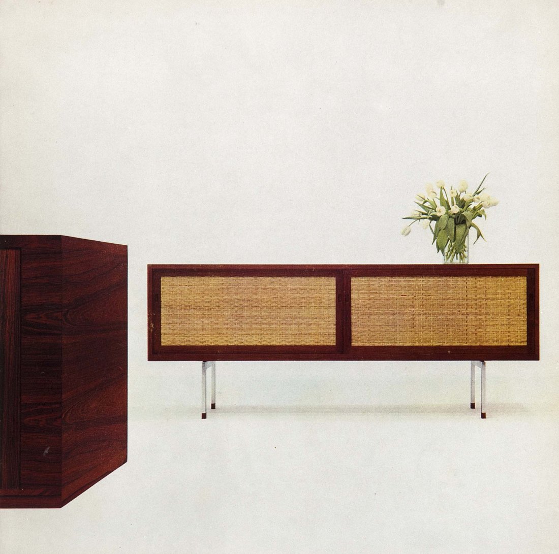 Jensen, Georg - 5 Möbel-Kataloge. Designed von Hans J.: Jensen, Georg. 5 Möbel-Kataloge. Designed von Hans J. Wegner. Mit zahlr. s/w-Abb. New York, Jensen, 1967. ca. 25-45 Bll. pro Kat. 8°. Farb. illustr. OBrosch. im OPp.-Schuber (geringfügige Gebrauchs