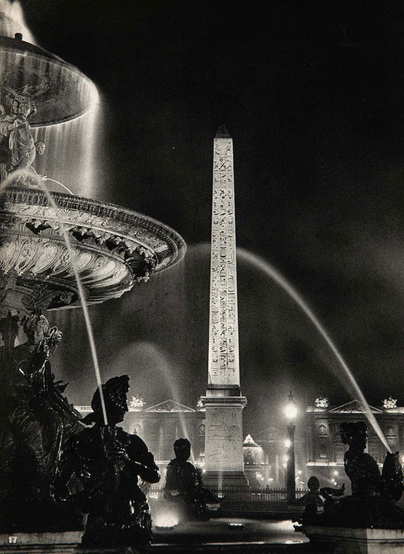 Morand, Paul - Paris de Nuit, 60 Photos inédites de Bra: Morand, Paul. Paris de Nuit, 60 Photos inédites de Brassaï. 6 Bll. Text und 60 Photographien in Kupfertiefdruck, 25,5 x 20,5 cm. Paris, Édition Arts et Métiers Graphiques, 1932. 62 S. Kl.-4°. ill