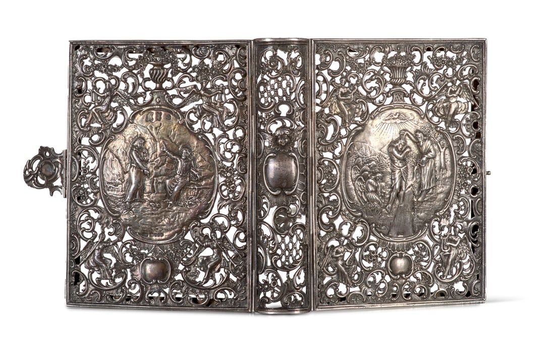 Aufwendig gearbeiteter, filigraner Buchdeckel aus mit getriebenen Reliefs und Ornamenten. Er zeigt (1 of 1)