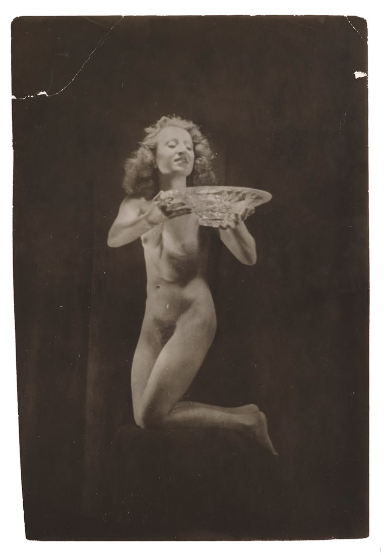 Lew, Edith van Sammlung von 4 OPhotographien mit weiblichen Aktdarstellungen. Silbergelatineabzü: EroticaLew, Edith vanSammlung von 4 OPhotographien mit weiblichen Aktdarstellungen. Silbergelatineabzüge. 1930er Jahre. Format ca. 13 x 8 (1) u. 18 x 12,5 cm.Verso je mit Photographenstempel. - D