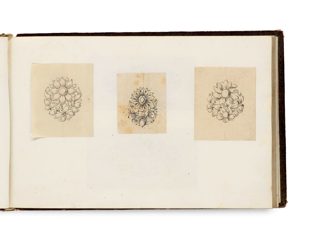 Album mit Entwurfszeichnungen. O. O. u. J. (Frankreich, ca. 1860er-Jahre). Mit ca. 80, davon einigen (1 of 3)