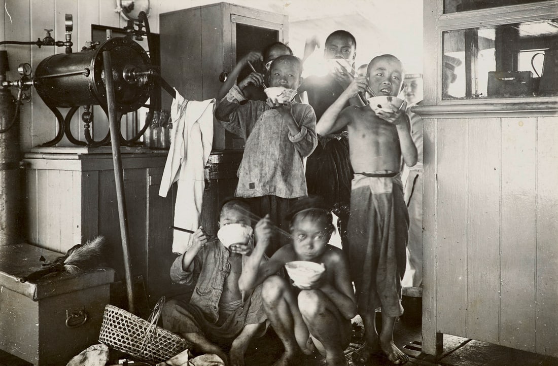 Sammlung von 138 OPhotographien mit Aufnahmen vorwiegend aus China. Vintages. Silbergelatineabzü (1 of 4)