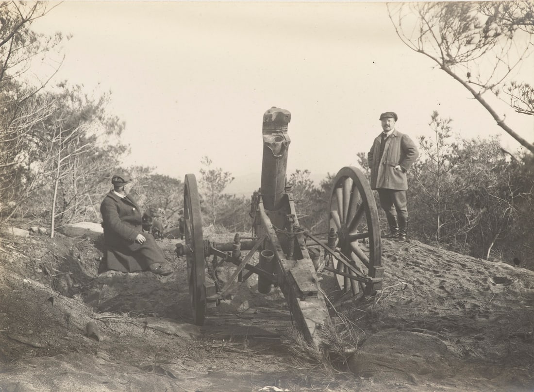 Sammlung von 19 OPhotographien aus Tsingtau zur Zeit der japanischen und britischen Belagerung 1914.: China Sammlung von 19 OPhotographien aus Tsingtau zur Zeit der japanischen und britischen Belagerung 1914. Vintages. Silbergelatineabzüge. Format je ca. 12 x 17 cm.Aus dem Photonachlass des Kapit