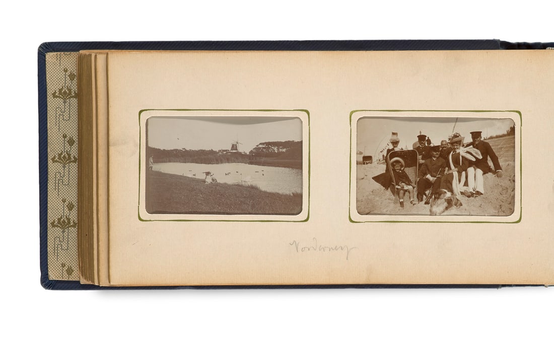 Photoalbum mit über 100 Reise Photographien. Um 1900. 5 x 8 cm. Montiert in Lwd. Album mit (1 of 3)