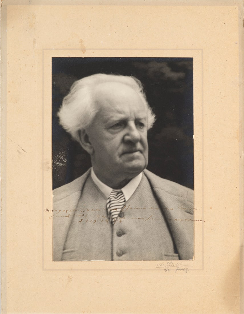 Hauptmann, Gerhart Sammlung von 6 Original-Photographien und einer Photo-Postkarte. 1930er-40er (1 of 2)