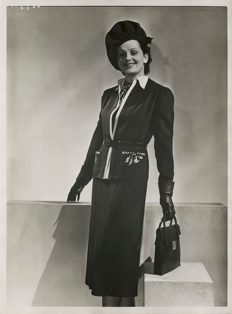 Sammlung von 17 Original-Photographien der Agentur Schostal. 1930er-Jahre. Vintages, Silbergelatine.: Mode Sammlung von 17 Original-Photographien der Agentur Schostal. 1930er-Jahre. Vintages, Silbergelatine. Maße von 23,5 x 18 cm bis 28,5 x 21 cm. Verso je mit Copyright- Etiketten und -Stempeln.D