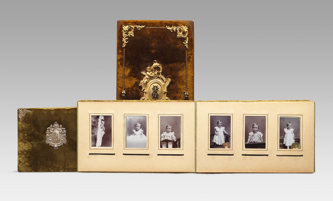 Sammlung von 4 Photoalben mit 160 Portraitphotographien. CdV. Vintages. Silbergelatineabzüge. (1 of 1)