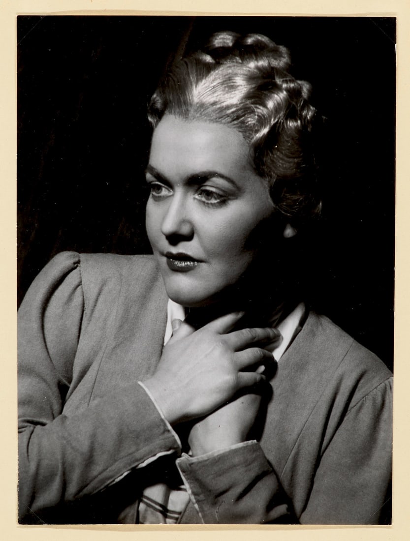 Photoalbum mit 35 Photographien von Leonie Rysanek, davon 1 signiert. Ca. 1950er und 1960er. 14 x 10 (1 of 3)