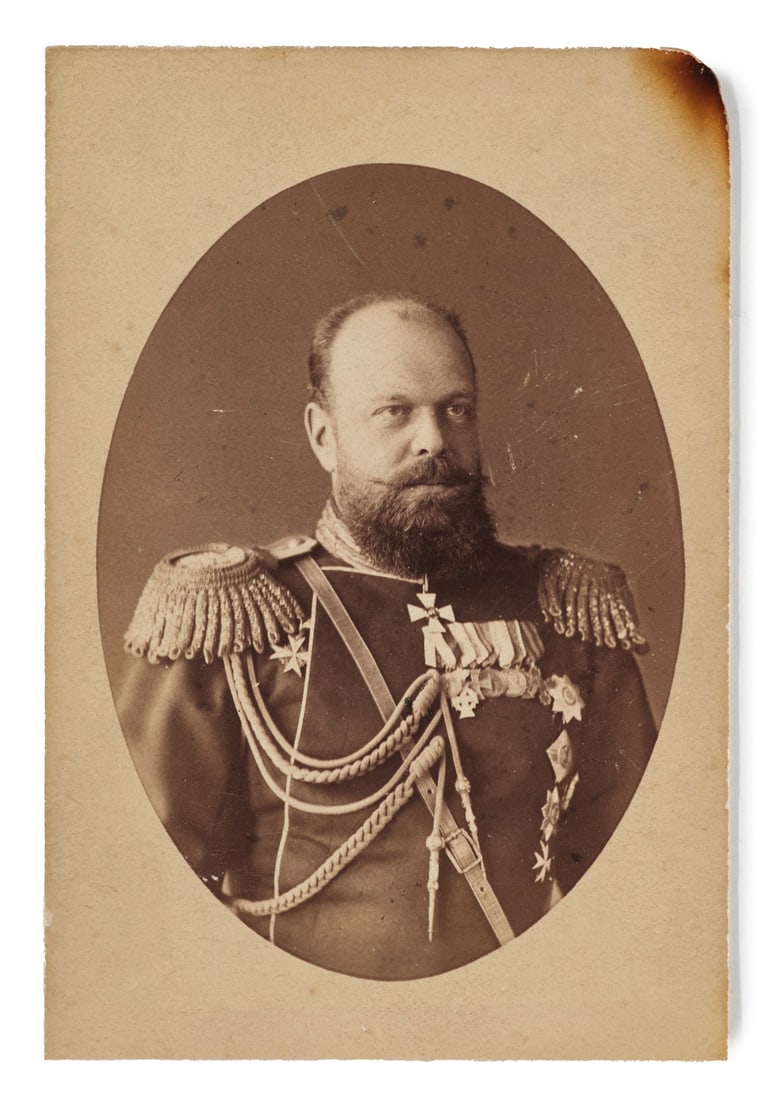 Levitsky, Sergey Portraitphotographie des Kaisers von Russland, Zar Alexander III. (1845-1894).: RusslandLevitsky, SergeyPortraitphotographie des Kaisers von Russland, Zar Alexander III. (1845-1894). Vintage. Albuminabzug im Oval auf Karton. 1885. Ca. 14 x 9,5 cm.Seltenes Portrait des Zaren in Ge