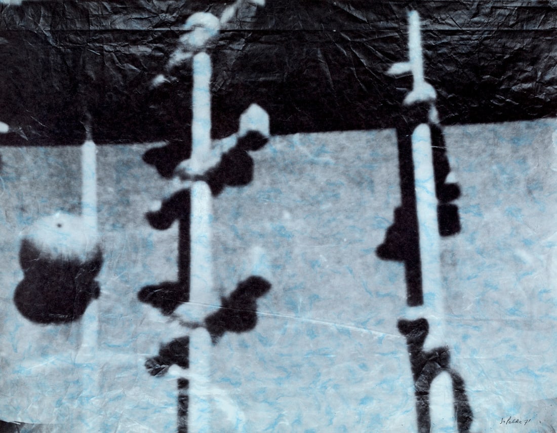 Sigmar Polke Fernsehbild (Kicker) I. 1971. Offset-Lithographie auf blau marmorierten Jura-Bü: Sigmar PolkeFernsehbild (Kicker) I. 1971. Offset-Lithographie auf blau marmorierten Jura-Büttenkarton. 63,8 x 84 cm. Signiert und datiert. - Die Ecken leicht und kaum merklich bestoßen, vers