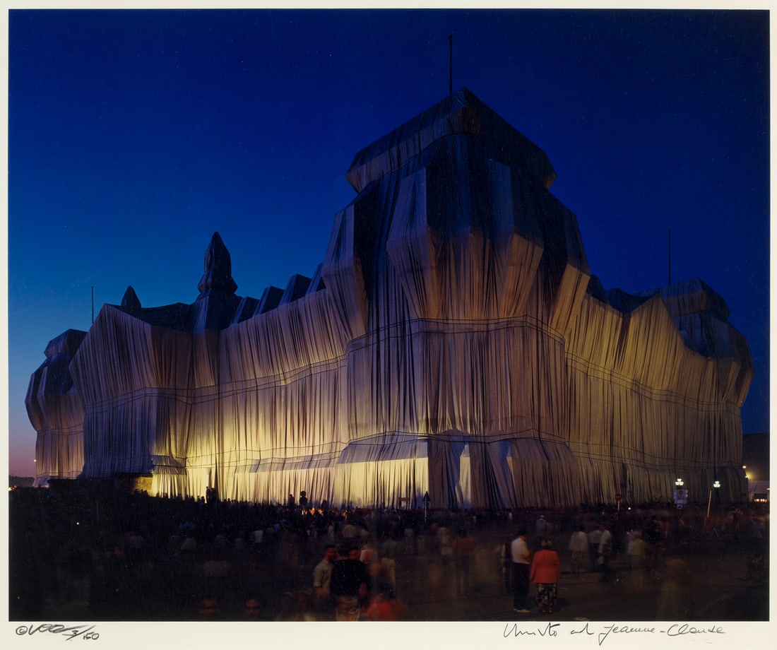 Jeanne-Claude u. Wolfgang Volz Christo Reichstag, 22 Uhr. 1995. C-Print. 50 x 60 cm. Signiert und (1 of 1)