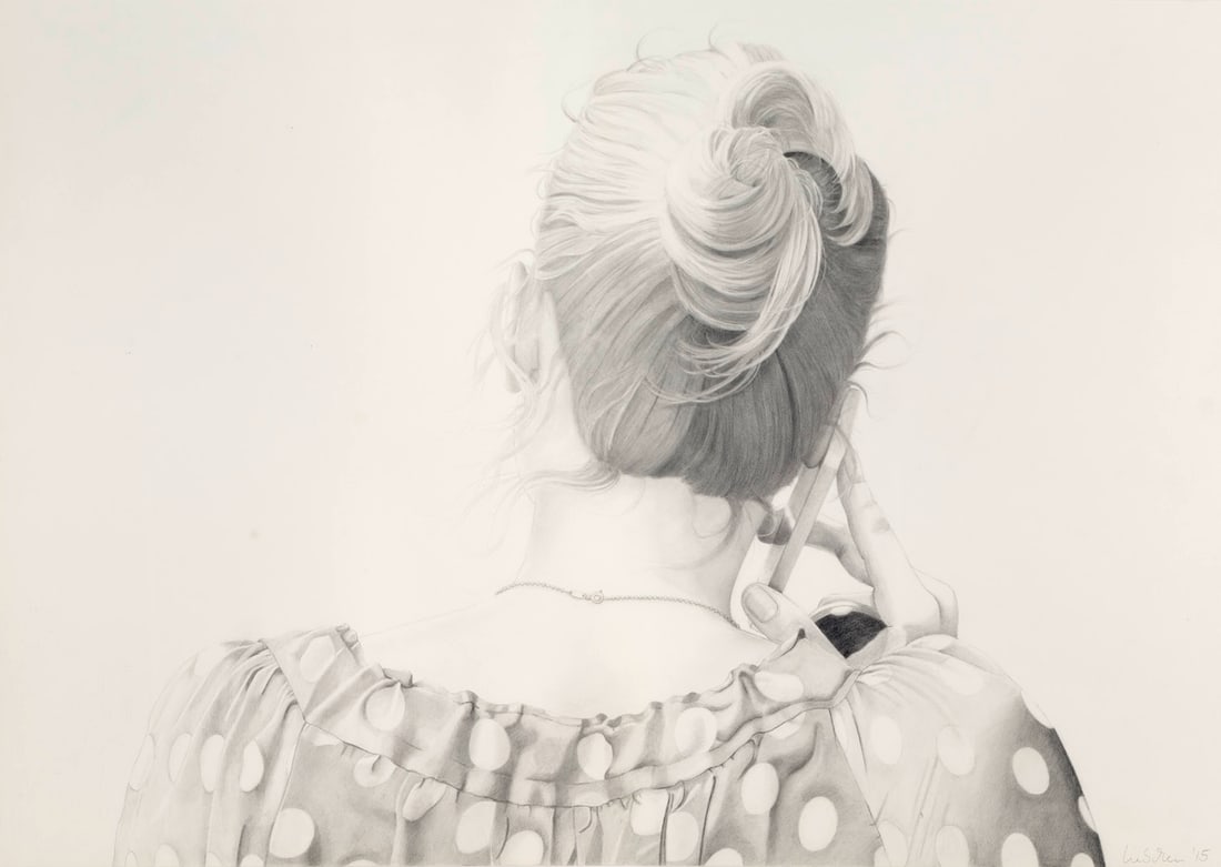 Sabine Liebchen o.T. (Frau in Rückenansicht mit Smartphone). 2015. Bleistift auf Velin. 55,5 x (1 of 1)