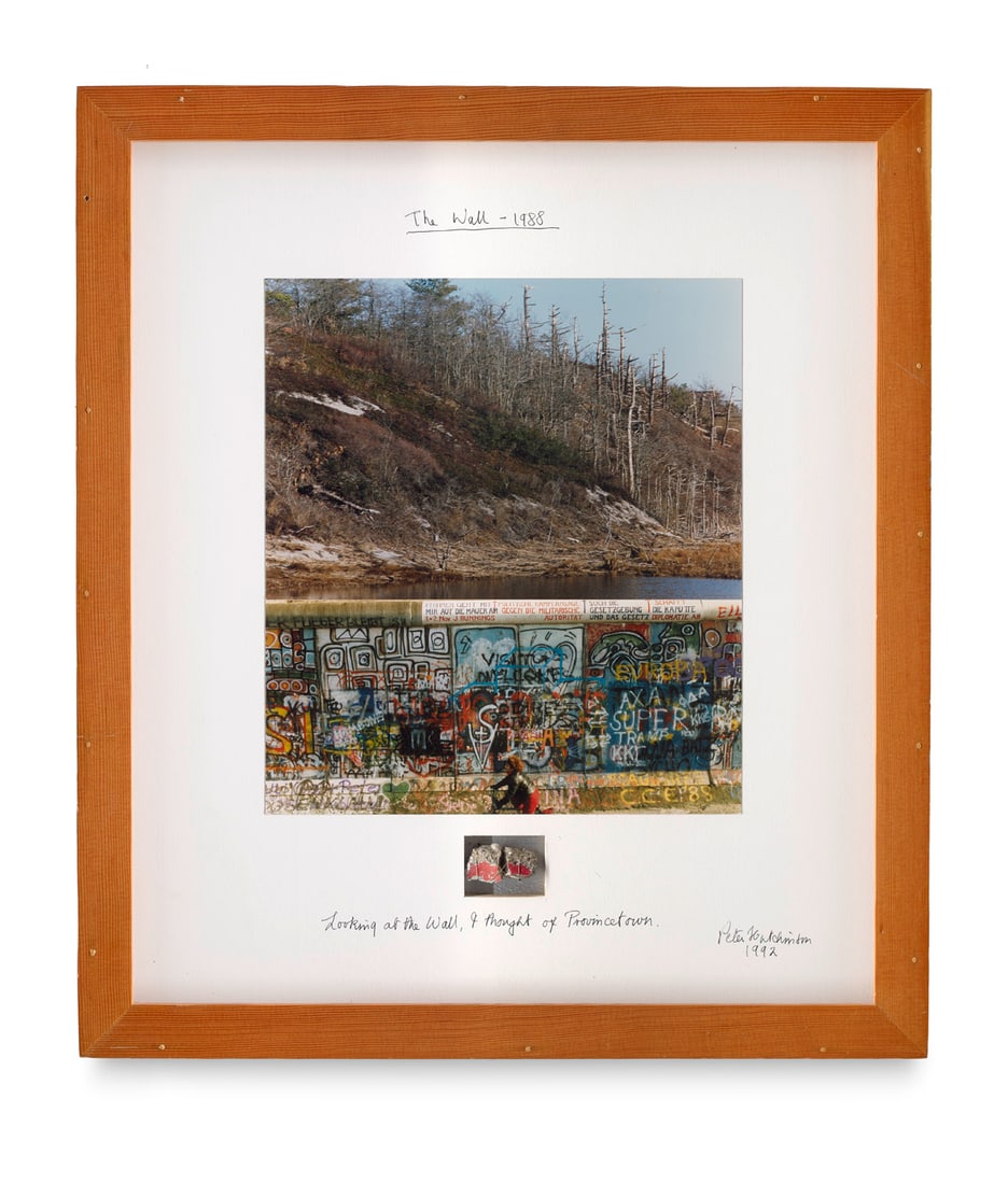 Peter Arthur Hutchinson The Wall - 1988. 1992. Photographie (Silbergelatine), Text und Fragment der: Peter Arthur HutchinsonThe Wall - 1988. 1992. Photographie (Silbergelatine), Text und Fragment der Berliner Mauer. 58 x 48,5 cm. Signiert und datiert. In Holzkiste gerahmt (ungeöffnet). - Insgesa