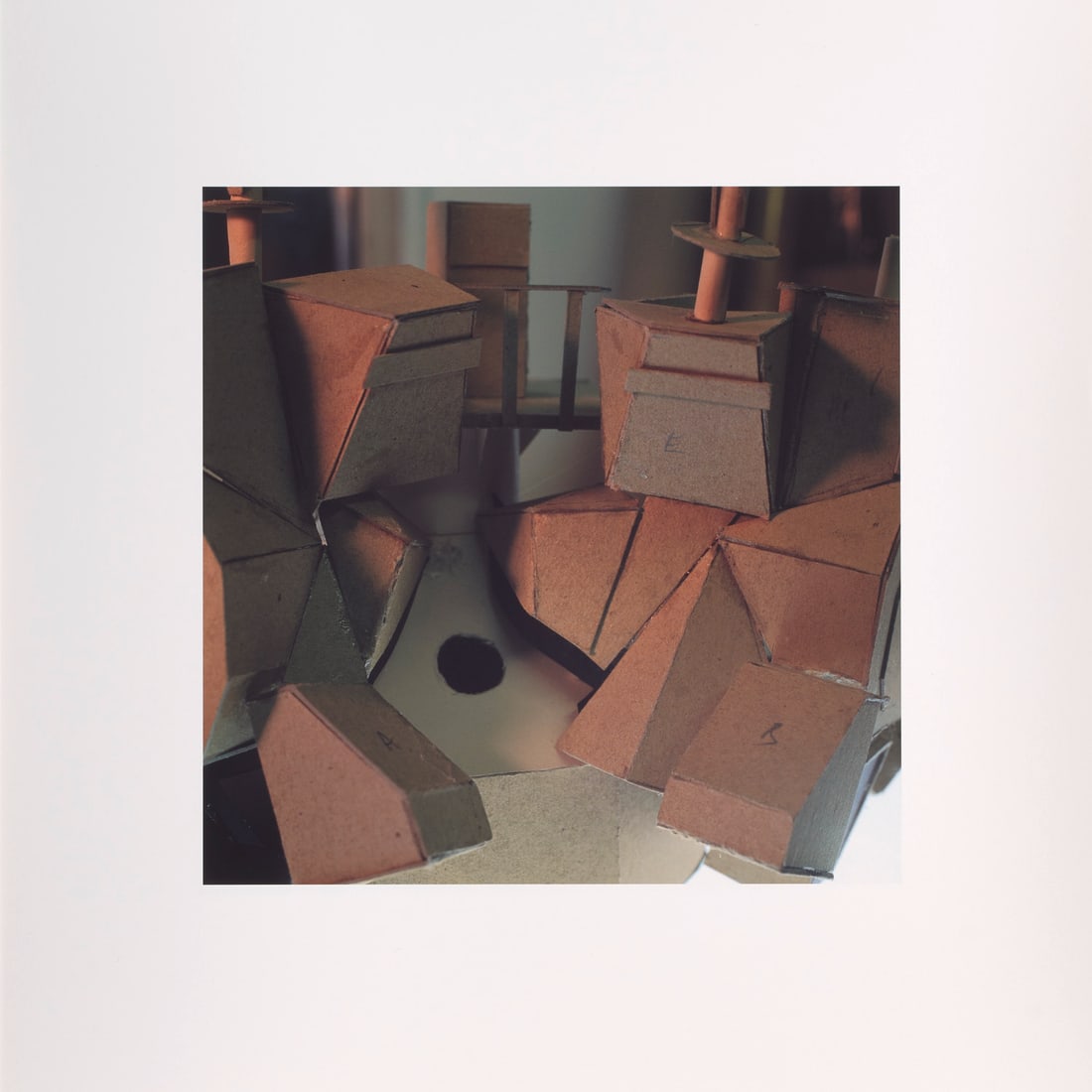Thomas Demand 5 Arbeiten. In: Five Drafts (Simulator). 2004. Je Digitalpigmentdruck auf Photobü: Thomas Demand5 Arbeiten. In: Five Drafts (Simulator). 2004. Je Digitalpigmentdruck auf Photobüttenpapier. Je 24 x 24 cm (38,5 x 38 cm). Ein Blatt der Folge signiert und nummeriert. Mit beiliegend