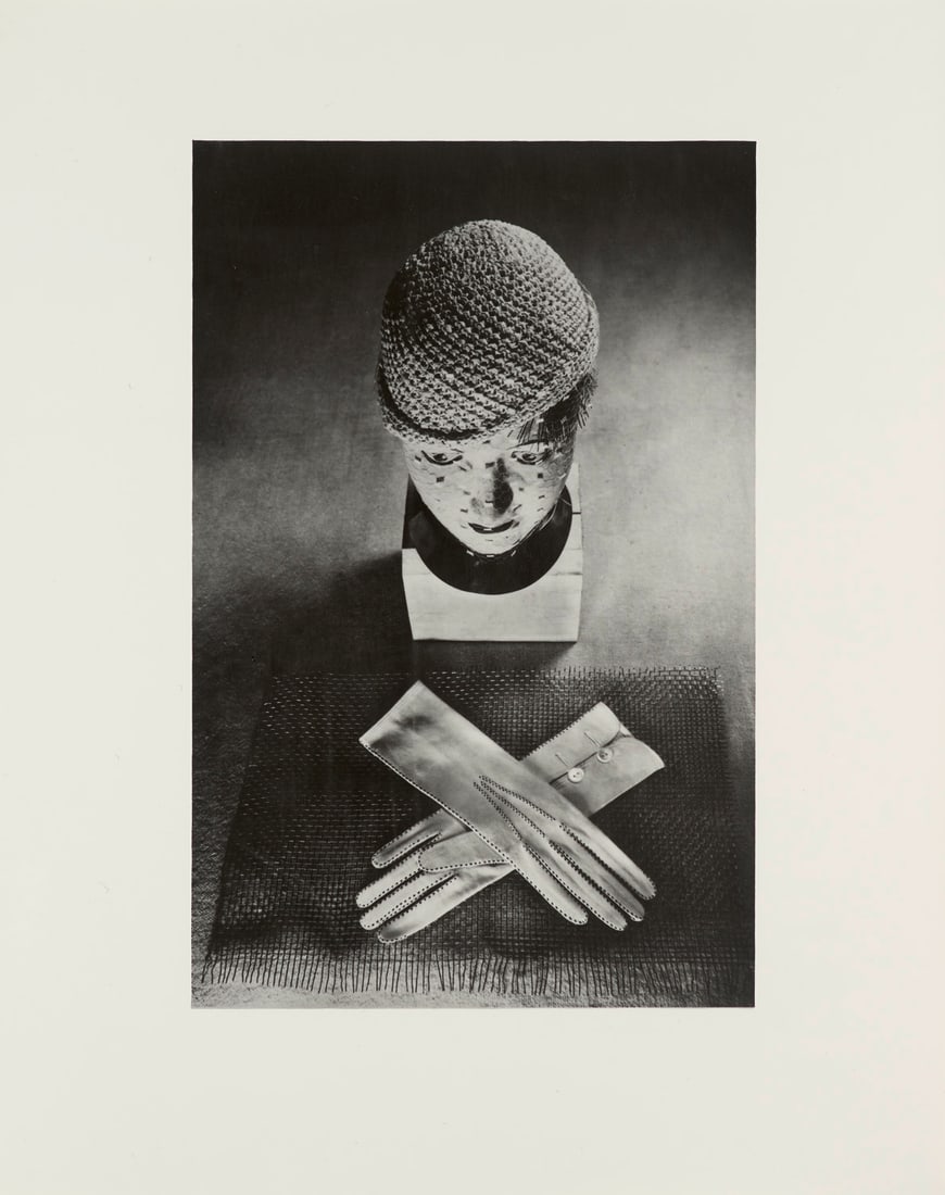Ellen Auerbach 6 Arbeiten. Das Wirkliche als Komposition. 1930-50/2012. Je Photographie auf: Ellen Auerbach6 Arbeiten. Das Wirkliche als Komposition. 1930-50/2012. Je Photographie auf Wephota-Papier. Blattmaß je 30 x 24 cm. Je verso mit typographischer Bezeichnung der Griffelkunst. - Ins