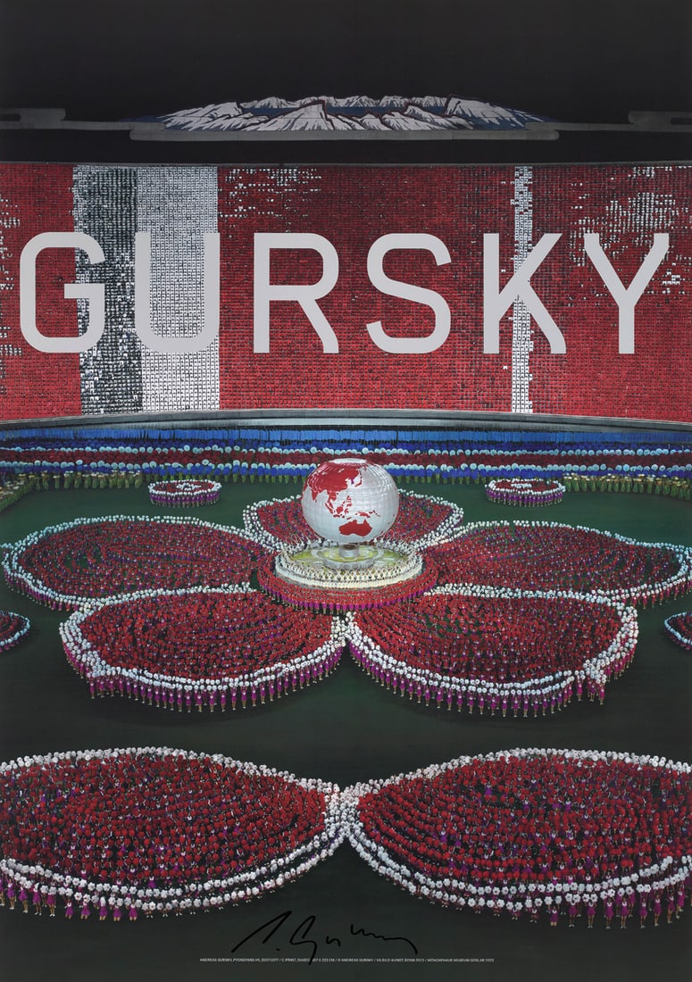 Andreas Gursky Pyongyang VII. 2023. Farboffset auf glattem Velin. 84,2 x 59,5 cm. Signiert und im: Andreas GurskyPyongyang VII. 2023. Farboffset auf glattem Velin. 84,2 x 59,5 cm. Signiert und im Unterrand mit typographischer Bezeichnung. - Verso ganz dezent berieben. Insgesamt sehr gut. Ausgezeich