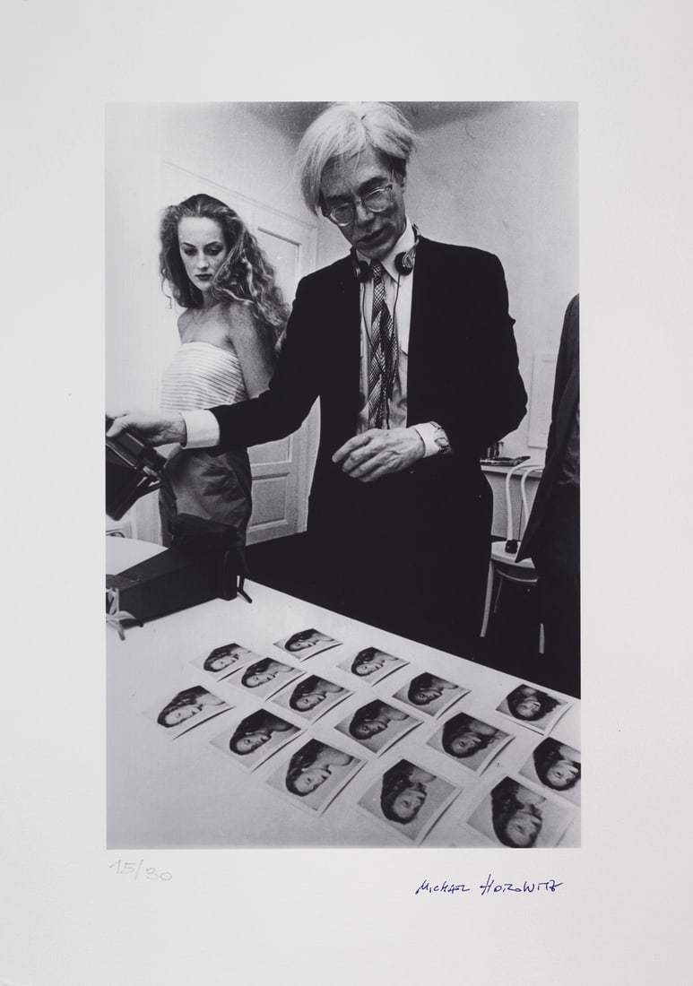 Michael Horowitz Andy Warhol. 1981. Pigmentdruck auf festem Velin. 44,7 x 28,4 cm (59,5 x 42 cm).: Michael HorowitzAndy Warhol. 1981. Pigmentdruck auf festem Velin. 44,7 x 28,4 cm (59,5 x 42 cm). Signiert, nummeriert und mit Trockenstempel. - Die untere linke Ecke leicht bestoßen, verso mit de