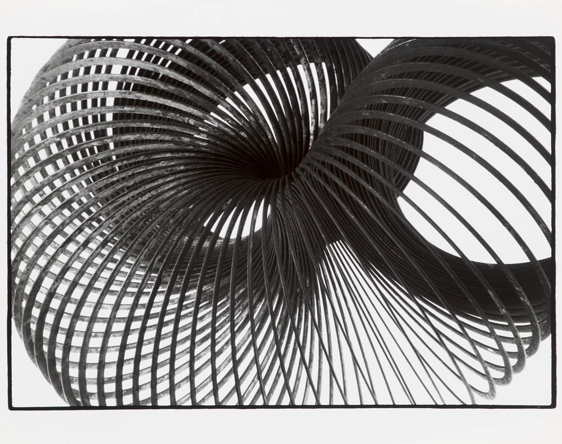 Peter Keetmann Stahl-Spirale. 1996. Vintage-Silbergelatine auf Photopapier. 24,2 x 30,4 cm. Verso: Peter KeetmannStahl-Spirale. 1996. Vintage-Silbergelatine auf Photopapier. 24,2 x 30,4 cm. Verso signiert und betitelt. - Ganz leichte Bereibungen, verso dezente Spuren ehemaliger Montierung. Insgesam