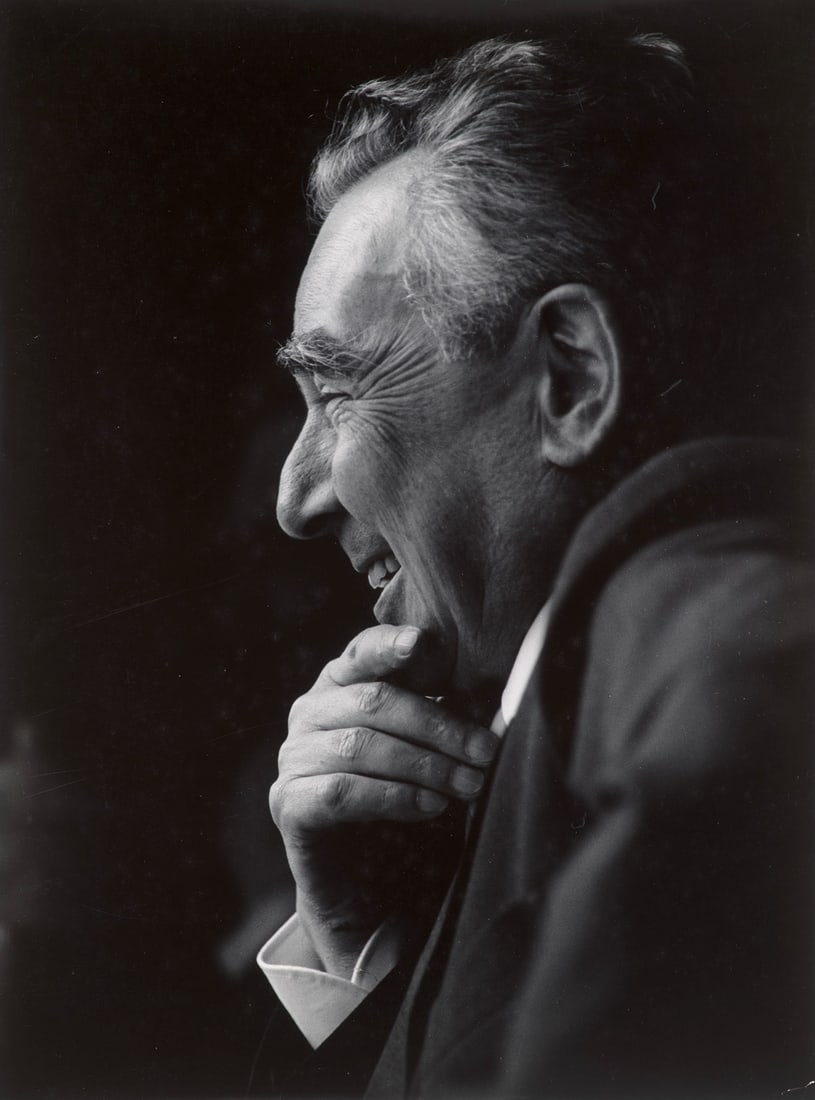 Gert Mähler Erich Kästner. 1964. Vintage-Silbergelatine auf Photopapier. 39,6 x 29,6 cm.: Gert MählerErich Kästner. 1964. Vintage-Silbergelatine auf Photopapier. 39,6 x 29,6 cm. Verso datiert sowie mit Stempel und typographischem Etikett des Photographen. - Stellenweise mit Bleis