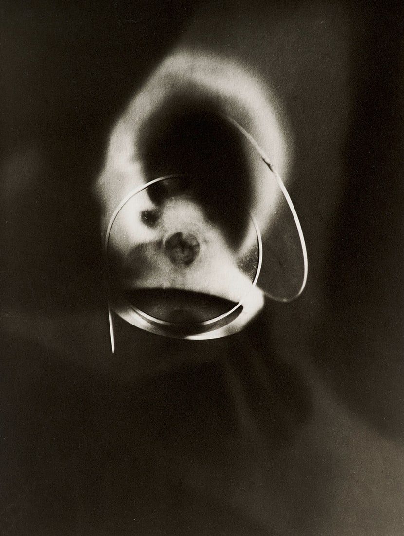 Man Ray 3 Arbeiten. 1921-1923/78. Je Rayographie auf Agfa-Papier. Blattmaß bis 30 x 24,2 cm.: Man Ray3 Arbeiten. 1921-1923/78. Je Rayographie auf Agfa-Papier. Blattmaß bis 30 x 24,2 cm. Verso jeweils vom Nachlass signiert und datiert sowie mit Griffelkunst- und Nachlassstempel. - Je punkt