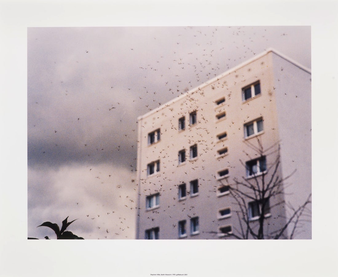 Stephen Wilks 6 Arbeiten. Berlin. 1999-2001. Je C-Print auf Photopapier. Je 30 x 40 cm (40 x 48 cm).: Stephen Wilks6 Arbeiten. Berlin. 1999-2001. Je C-Print auf Photopapier. Je 30 x 40 cm (40 x 48 cm). Je im Unterrand typographisch bezeichnet und verso signiert und datiert. - Stellenweise ganz dezente
