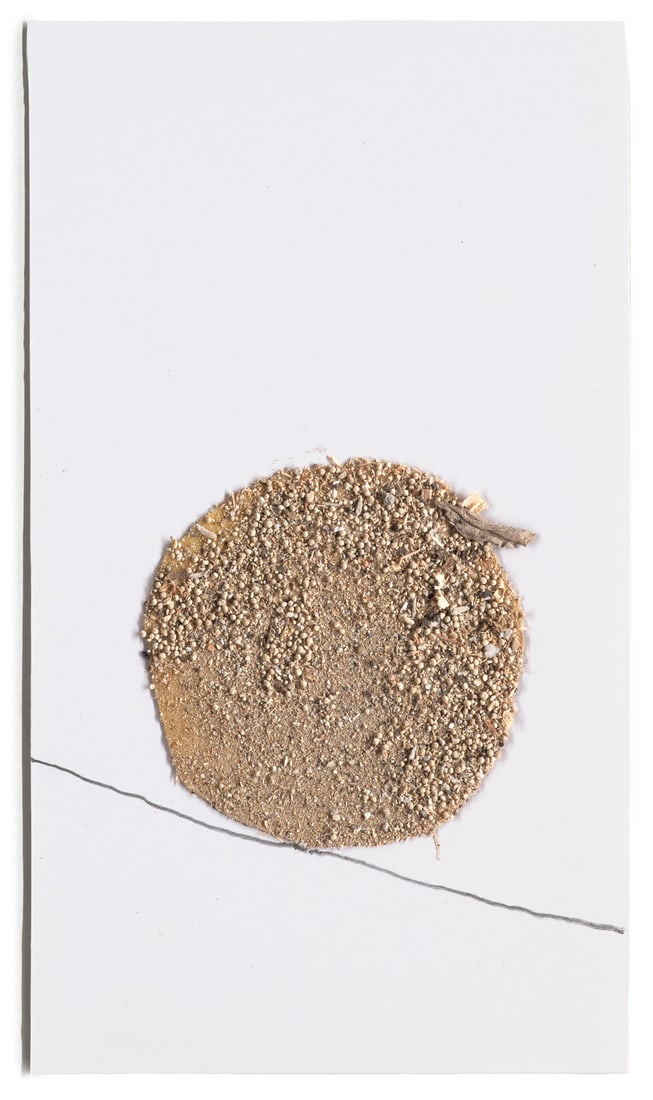 Jan Fabre Je marche pendant 7 jours et 7 nuits. In: L'Art en écrit. 56. Ausgabe, 2002.: Belgische ModerneJan FabreJe marche pendant 7 jours et 7 nuits. In: L'Art en écrit. 56. Ausgabe, 2002. Bleistift und collagierter Sand auf Velin. 20 x 11,3 cm. Verso signiert und datiert. Eingele