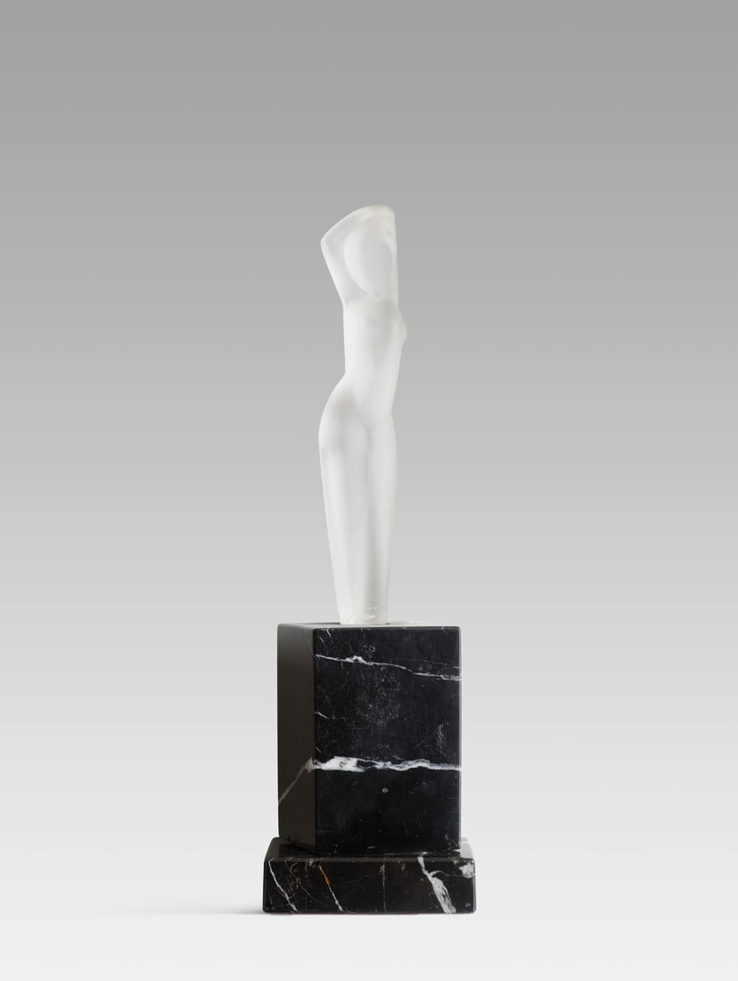 Lucienne Bloch Standing Female Nude. 1929. Skulptur aus satiniertem Pressglas auf zweiteiliger: Klassische ModerneLucienne BlochStanding Female Nude. 1929. Skulptur aus satiniertem Pressglas auf zweiteiliger Plinte aus schwarzem Marmor. Gesamthöhe 26 cm (Figur 15,5 x 4 cm, Sockel 10,5 x 7,5