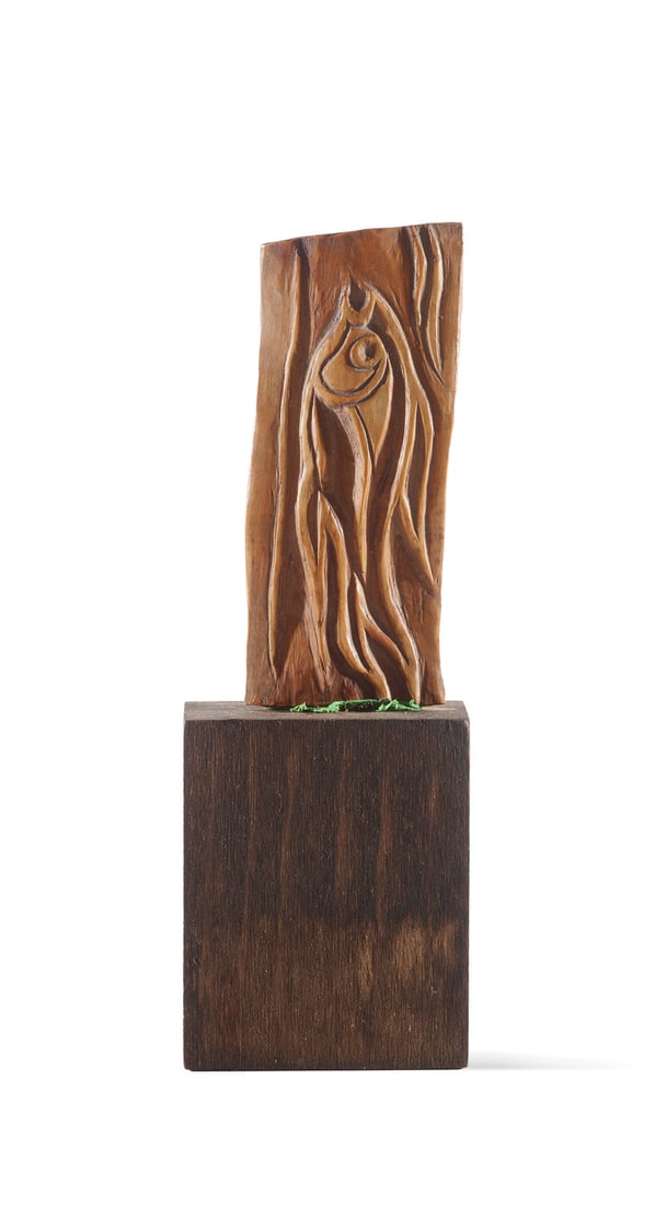 Thilo Maatsch o.T. (Zoomorphes Relief). 1950er Jahre. Buchenholz. 9 x 4 x 0,8 cm (16 x 5,4 x 3 cm).: Konkrete KunstThilo Maatscho.T. (Zoomorphes Relief). 1950er Jahre. Buchenholz. 9 x 4 x 0,8 cm (16 x 5,4 x 3 cm). Geritzte Signatur und Ortsbezeichnung. Auf Eichenholzsockel montiert. - Montierung frag