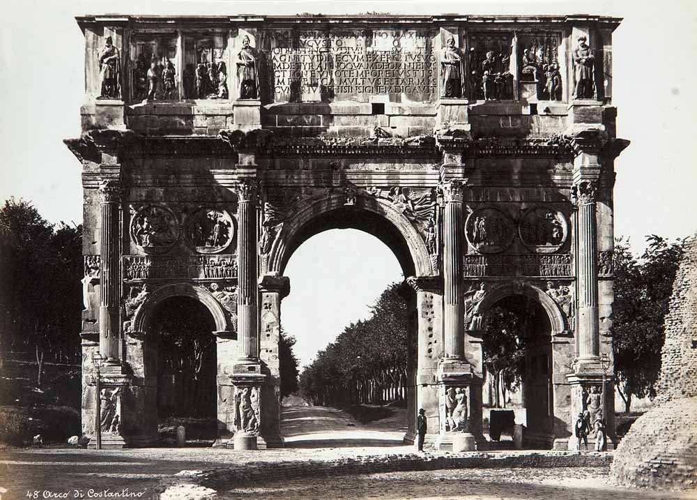 Sammlung von insgesamt 102 OPhotographien aus Rom,: Sammlung von insgesamt 102 OPhotographien aus Rom, Florenz u. Pisa. Albuminabzüge. Formate 10,5 x 8cm bis ca. 27 x 18,3 cm. Fast durchgängig große Formate. Im Album montiert. Folio. Prgt. d. Zt. mi