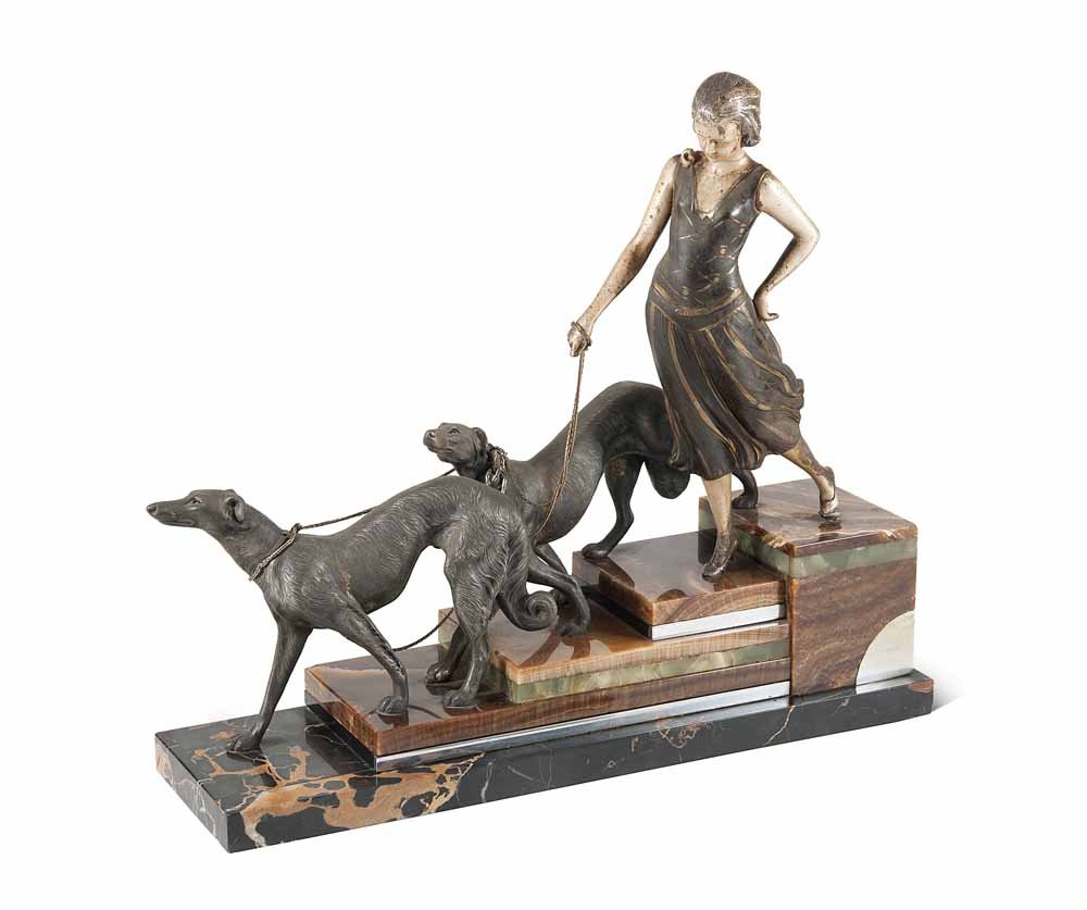 Unbekannter Künstler Art déco-Figurengruppe. Junge: Unbekannter Künstler Art déco-Figurengruppe. Junge Frau, zwei Windhunde an der Kette führend. Um 1925. Bronze, patiniert, teils in Schwarz und Gold bemalt. Auf rechteckigen, abgetreppten Sockel mon