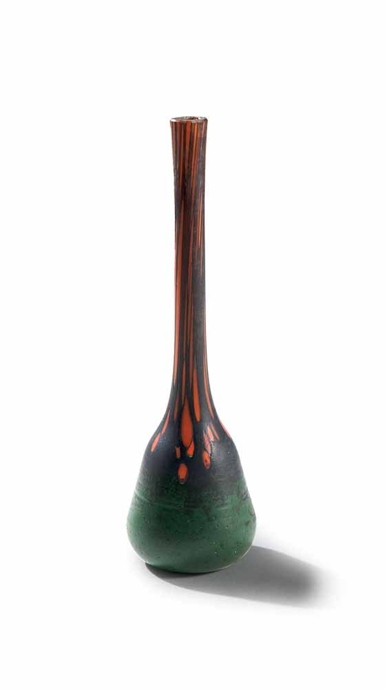 DAUM FRÈRES, Nancy Berluze. Um 1910. Kleine: DAUM FRÈRES, Nancy Berluze. Um 1910. Kleine Langhalsvase. Farbloses Überfangglas, mattiert. Mit grünen, dunkelblauen Pulvereinschmelzungen. Emailaufschmelzungen in kräftigem Orange. Höhe 15,3 cm.