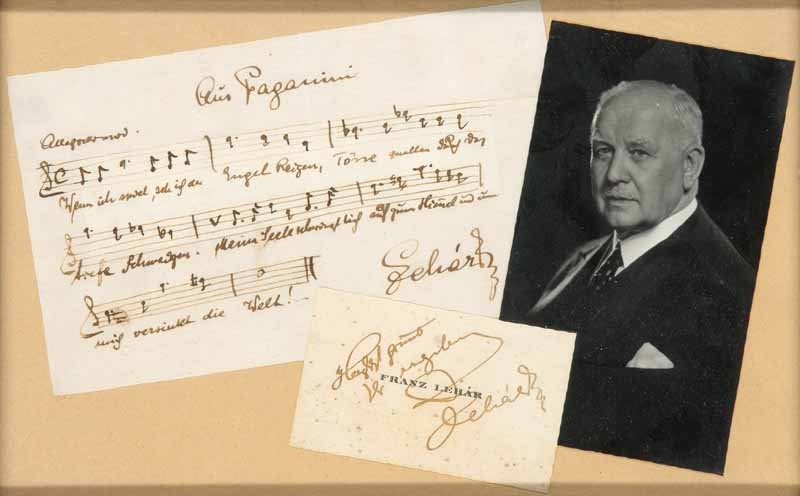 Lehár, Franz Porträtphotographie, eigenhändig signierte: Lehár, Franz Porträtphotographie, eigenhändig signierte Paganini Partitur u. eigenhändig signiertes Signaturblatt. Gerahmt. 28x18 cm. Signaturblatt minimal fleckig, sonst wohlerhalten.