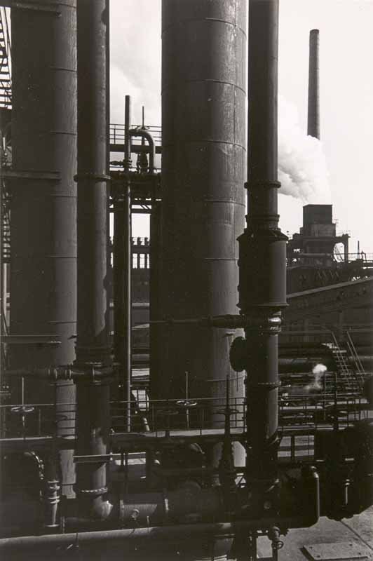 Sass, Bert 10 Architekturphotographien. Wohl um 1950/19: Sass, Bert 10 Architekturphotographien. Wohl um 1950/1960. Vintages. Format 23,9 x 16,3 cm bis 23,9 x 18 cm. Verso Stempel des Photographen. - Provenienz: Aus dem Nachlass des Photographen. - Sass war