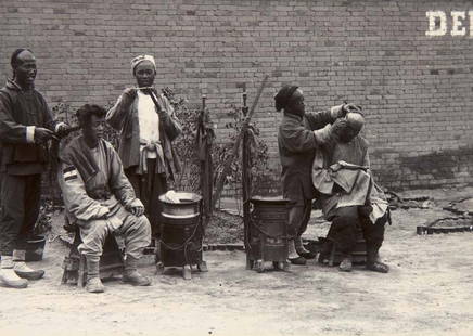 Album aus dem Nachlass des Führers der MG-Abtl. des 2.: Album aus dem Nachlass des Führers der MG-Abtl. des 2. Ostasiatischen Infanterieregiments, Theodor Sprosser. Tientsin, China, 1902. Sammlung von 114 OPhotographien (Vintages, meist Silbergelatine Abz