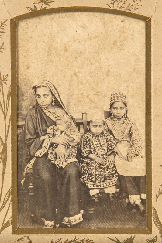 Photoalbum mit 30 OPhotographien, Vintages, vorwiegend: Photoalbum mit 30 OPhotographien, Vintages, vorwiegend Albuminabzüge, bzw. Carte de Visite, aus Indien, etwa um 1860. 16°. Samteinband d. Zt. mit Metallschließe (stärker berieben u. bestoßen, mit