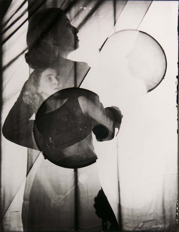 Kesting, Edmund Gret Palucca. Mary Wigman. 2: Gret Palucca. Mary Wigman. 2 OPhotographien, Bromsilbergelatine Abzüge. 1946-1947/ 1991. Spätere Abzüge von den original Negativen. - Verso mit Angaben der Griffelkunst. 2 Bromsilver gelatin prints