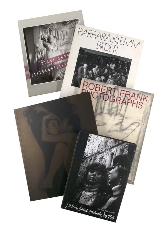 Sammlung von ca. 125 Photobüchern.: Sammlung von ca. 125 Photobüchern. Collection of around 125 photobooks. Robert Frank. The lines of my hand. Zürich, Parkett/Der Alltag, 1989. OPpbd. mit OU. - Herbert List. Memento 1945. München, S